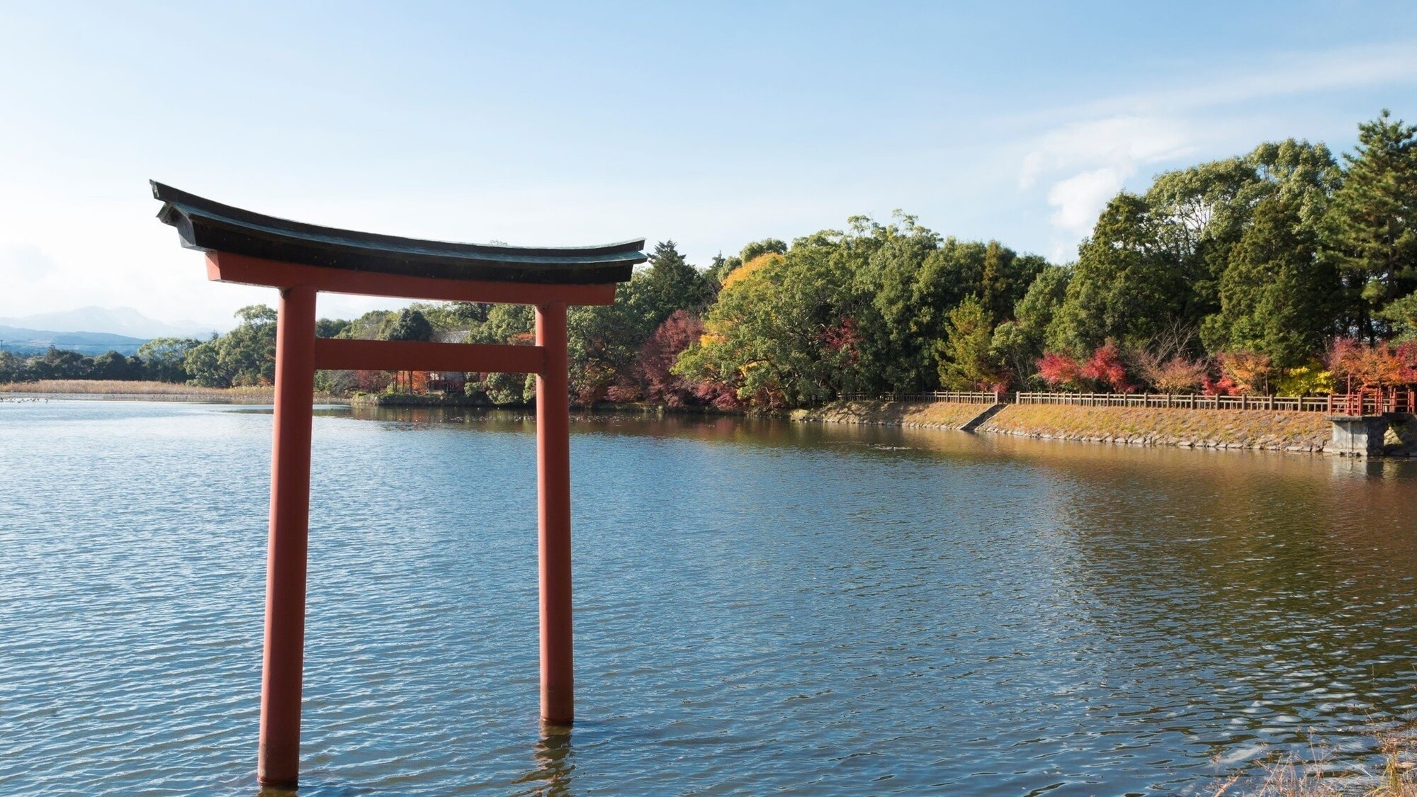薦神社（三角池）