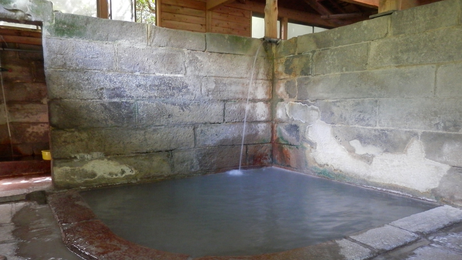 *【竹湯】グレーの色をした酸性が強い温泉です。浴槽の底には泥が沈殿しております。