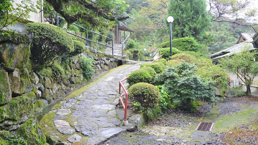 *【敷地内一例】各温泉にはこちらの道よりどうぞ。夜道は暗いのでお気を付けください。