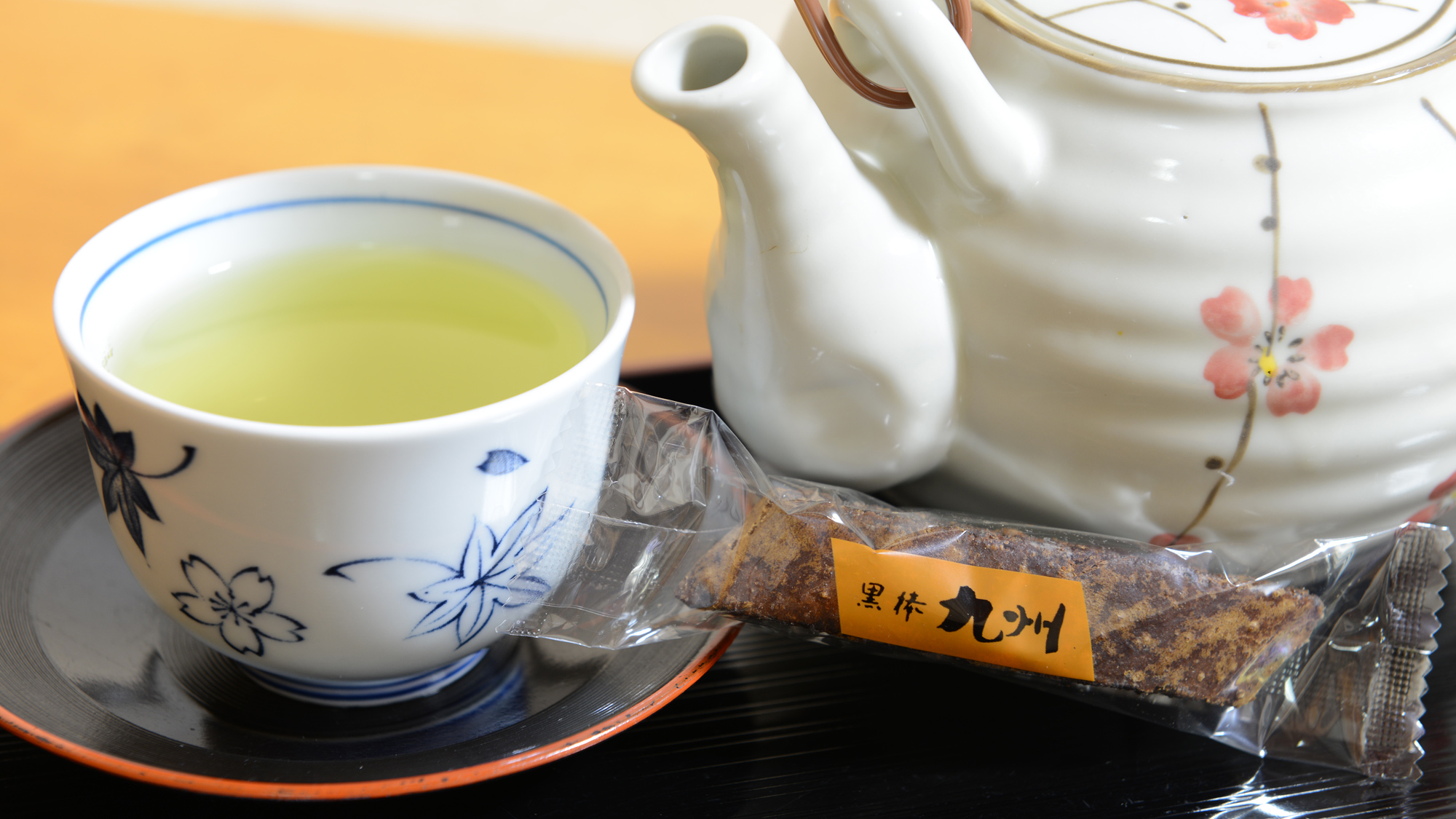 *【客室一例】美味しいお茶と鹿児島のお菓子をご用意。入浴前のお茶とお菓子は健康にも◎