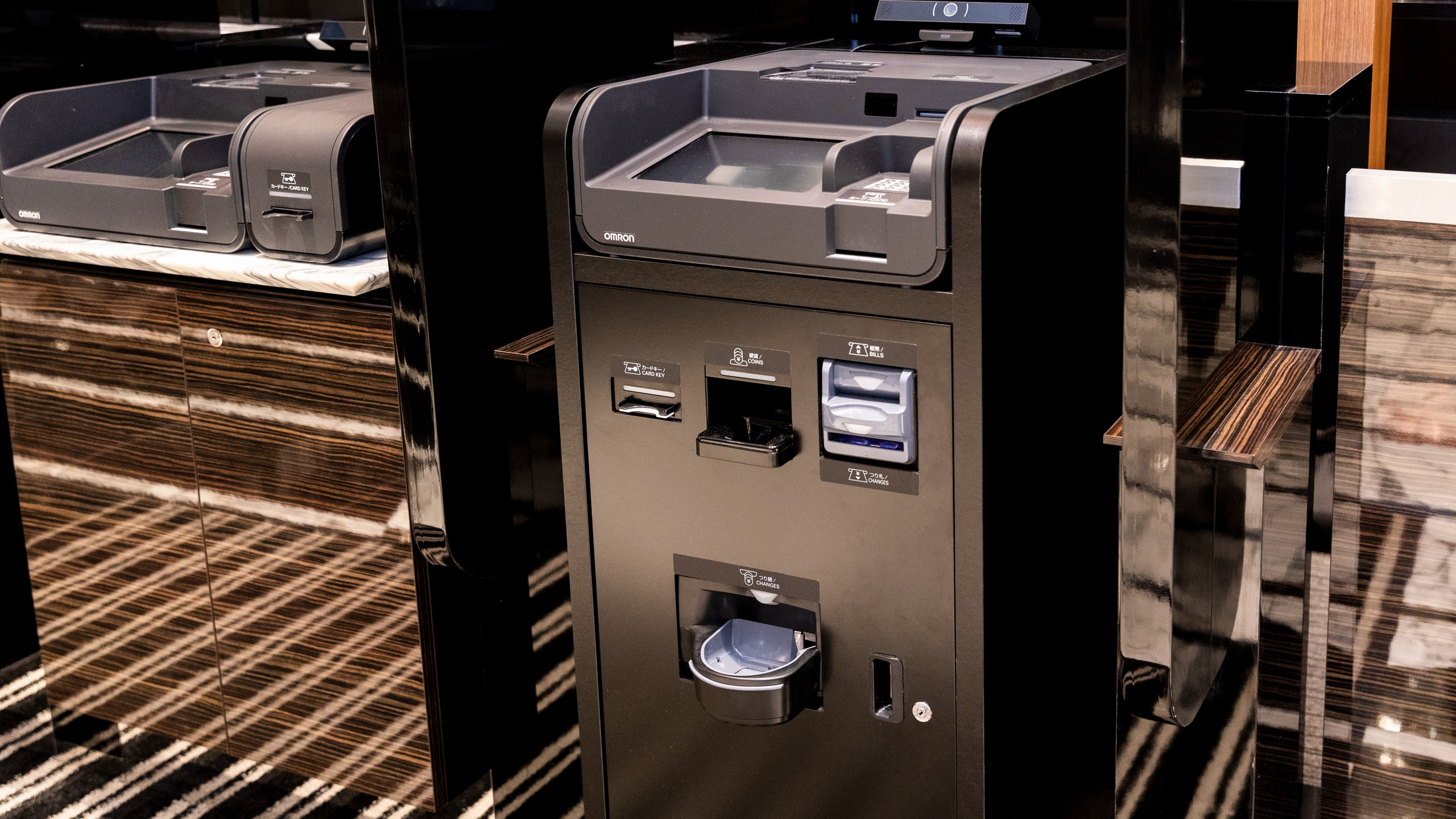 自立型チェックイン機【オムロン）