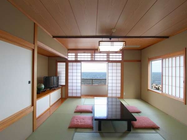 日本海が一望できる 【和室　１０畳　海側】