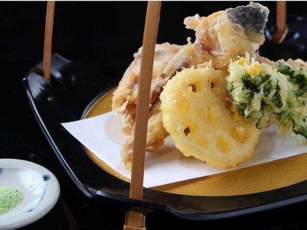 天然とら河豚の揚げたて天ぷらをあっさりと抹茶塩でさくさくっと！