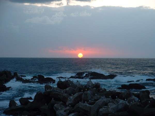 天候によりますが、越前海岸沿いは海に沈む夕陽をご覧いただけます