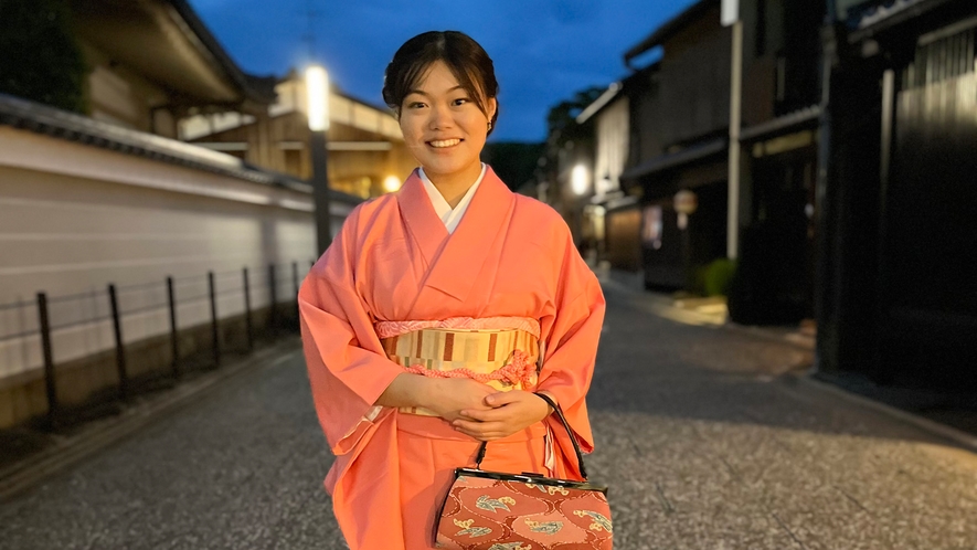 ・【着付け／着物レンタル】夜の京都でも素敵なお写真を撮れますよ