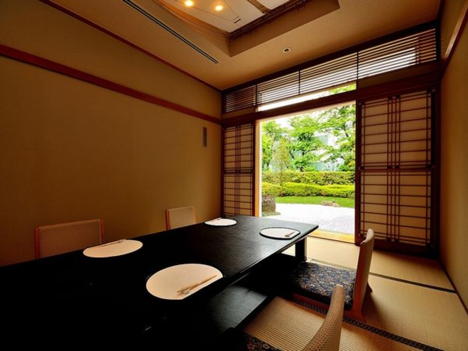 日本料理「四季」明るい陽射しに満ちた店内には、日本庭園を臨むお座敷もご用意。