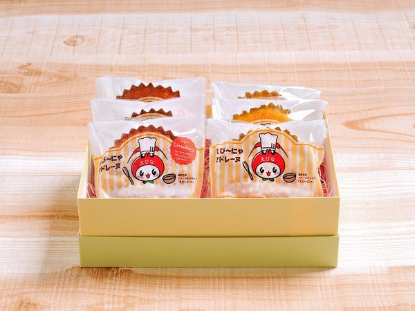 ホテルメイドの焼き菓子やデコレーションホールケーキをテイクアウトでお求めいただけます。