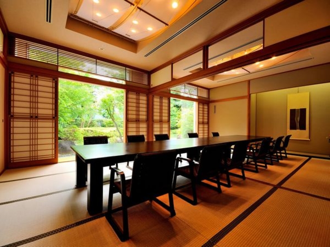 日本料理「四季」明るい陽射しに満ちた店内には、日本庭園を臨むお座敷もご用意。