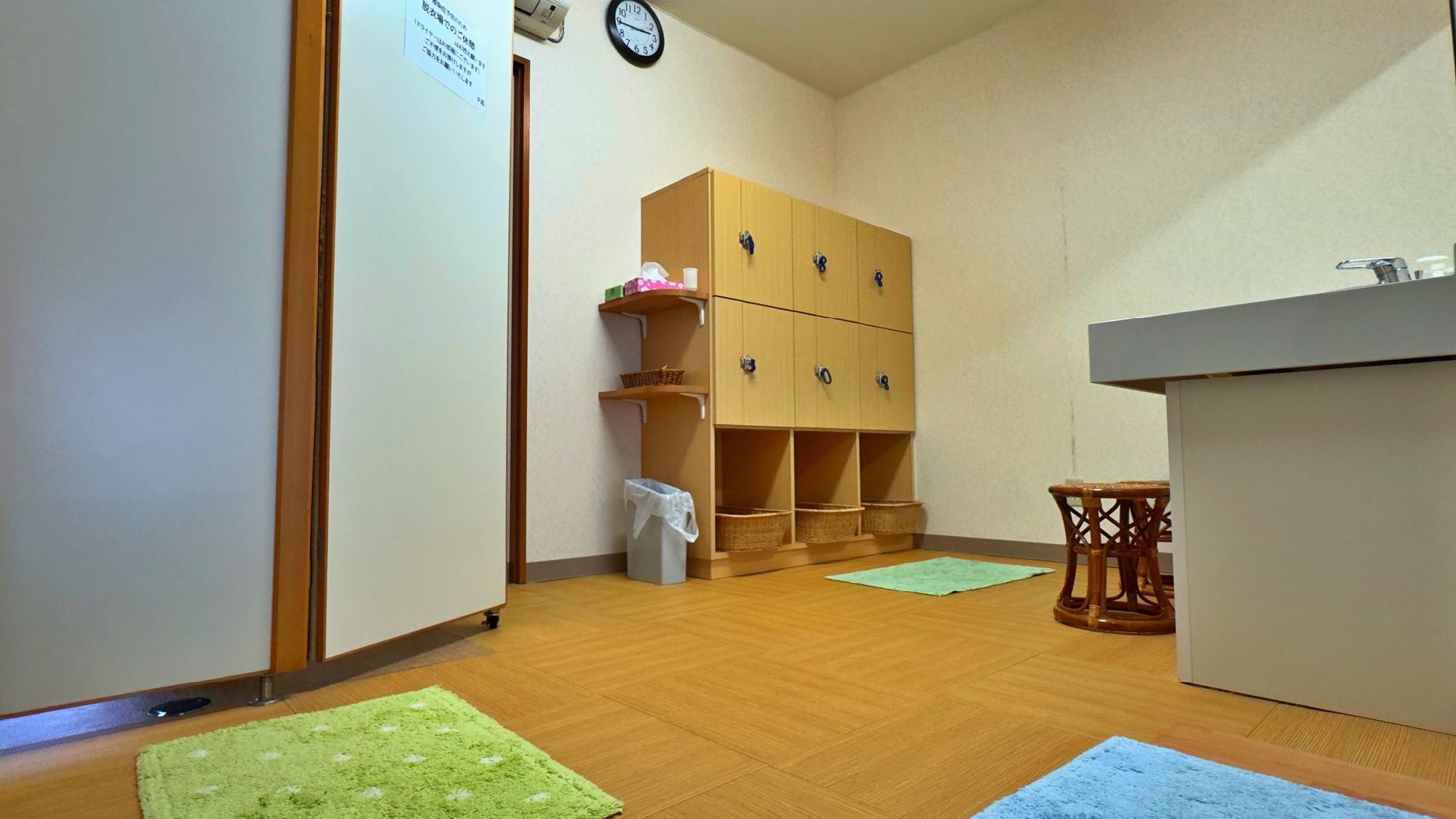 温泉 大浴場 脱衣所