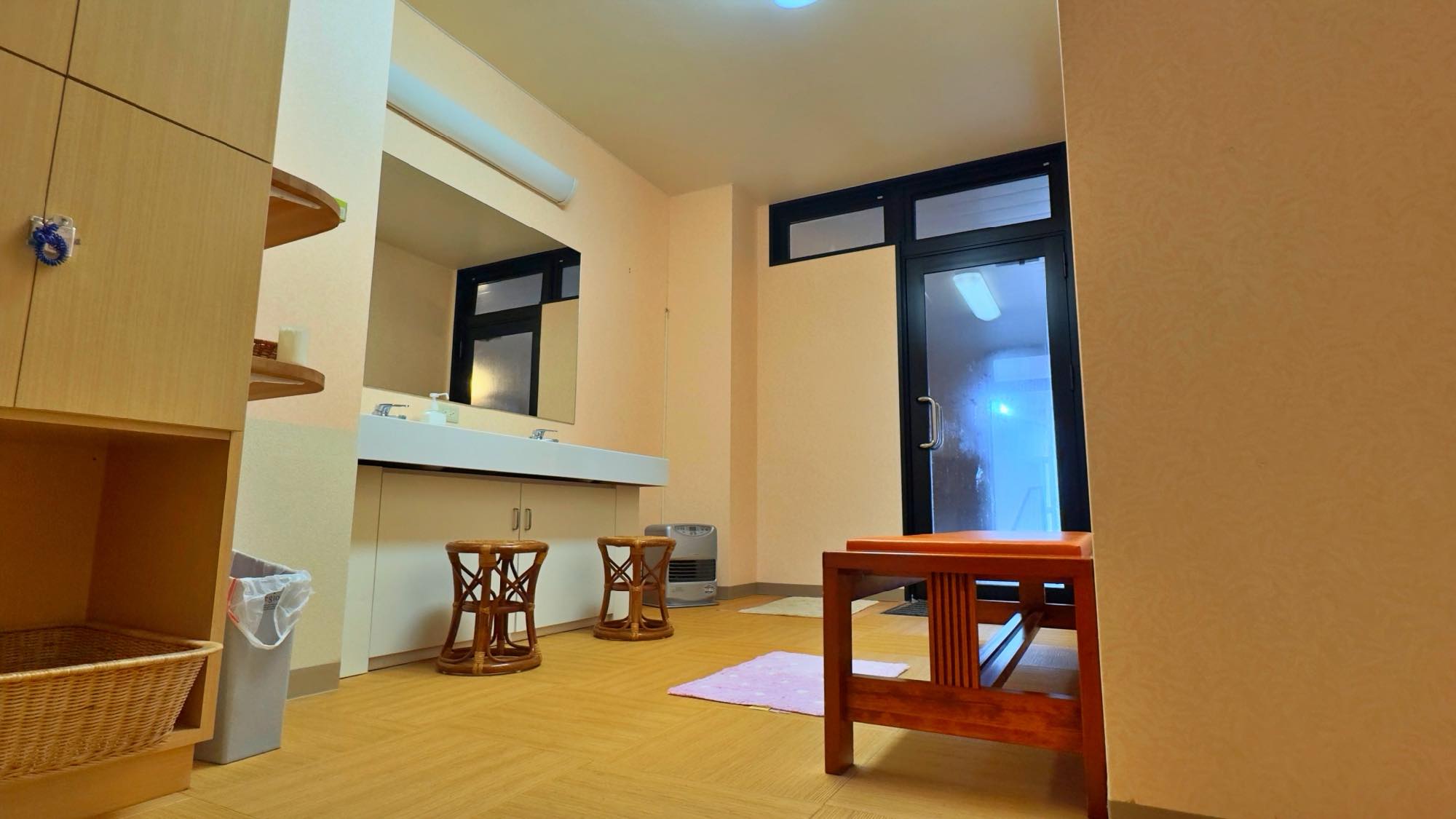 温泉 大浴場 脱衣所