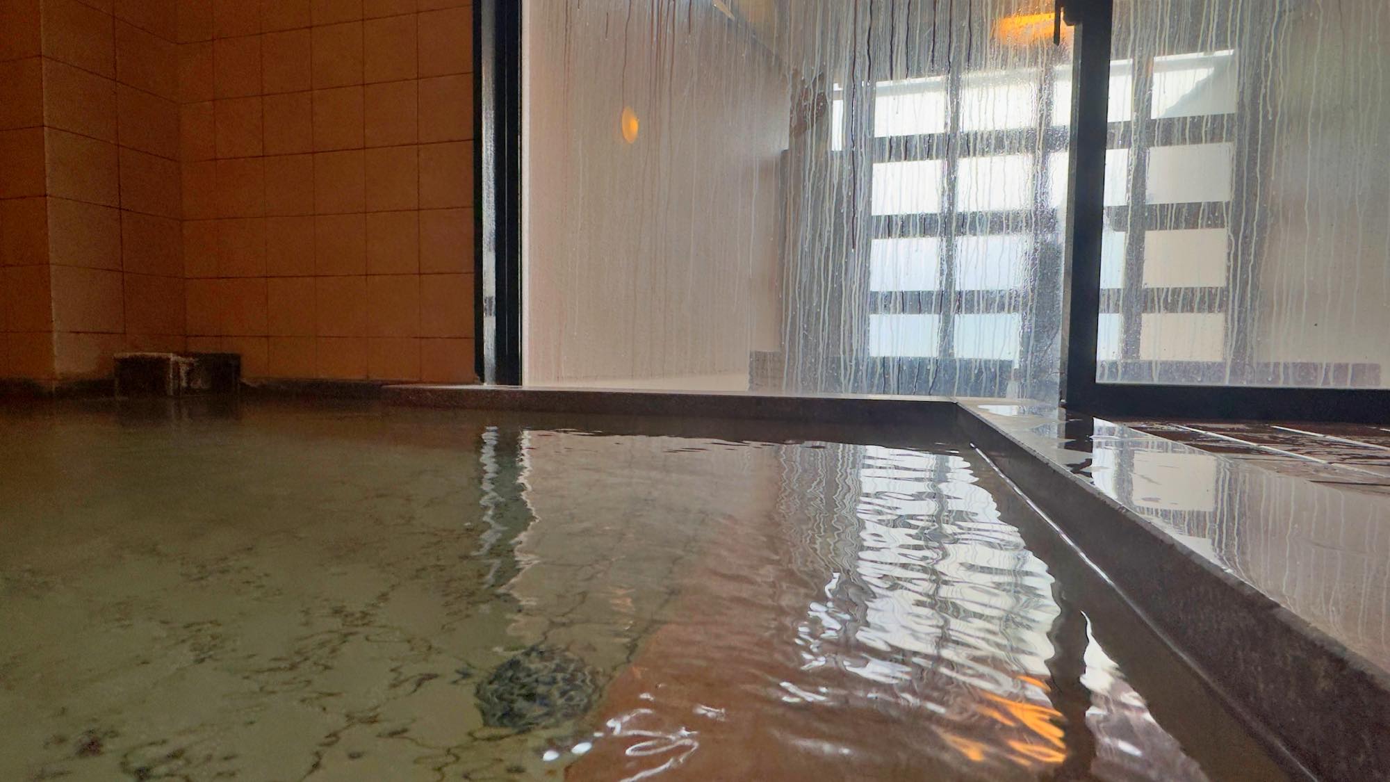 温泉 大浴場 壺風呂