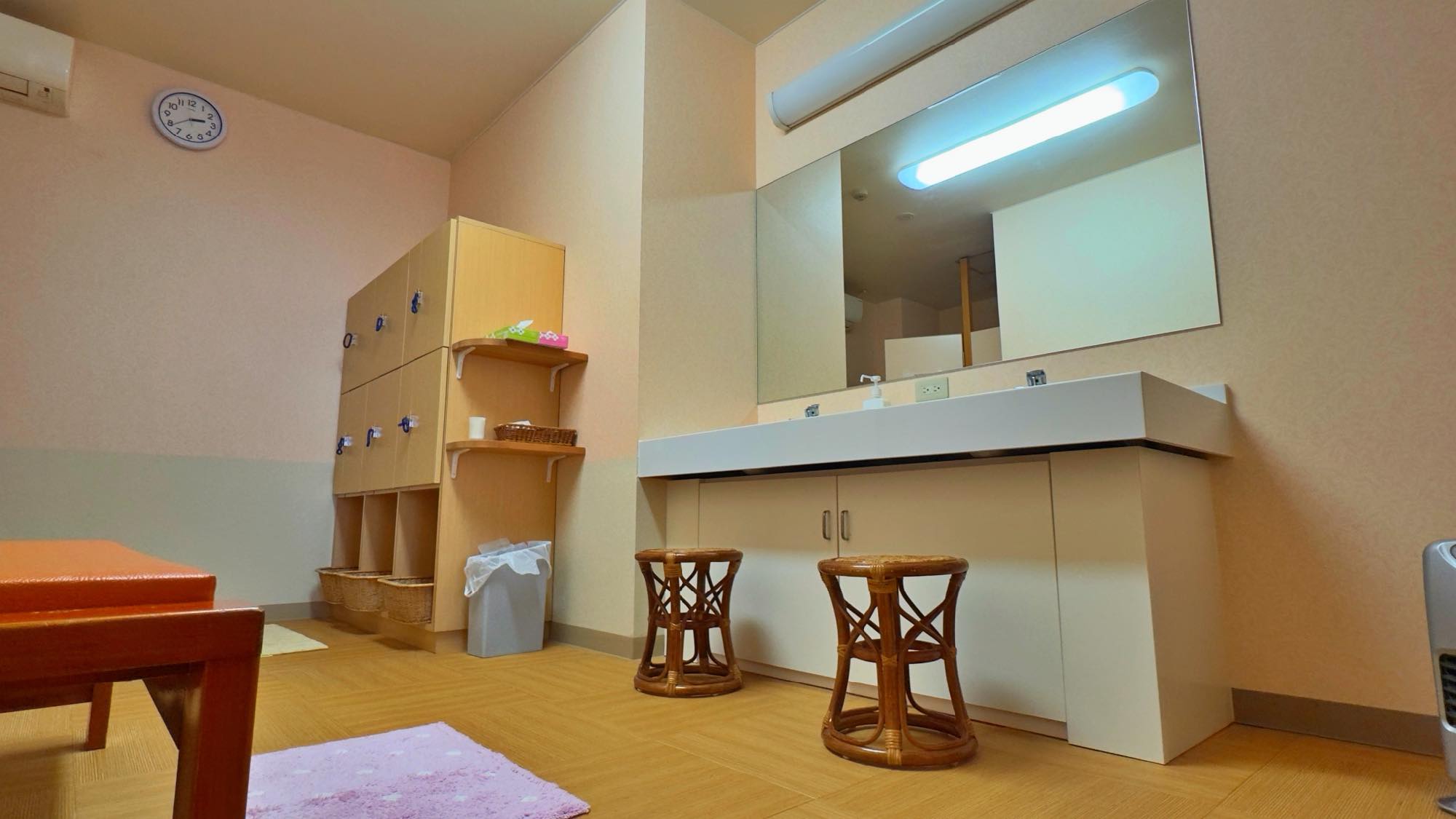 温泉 大浴場 脱衣所