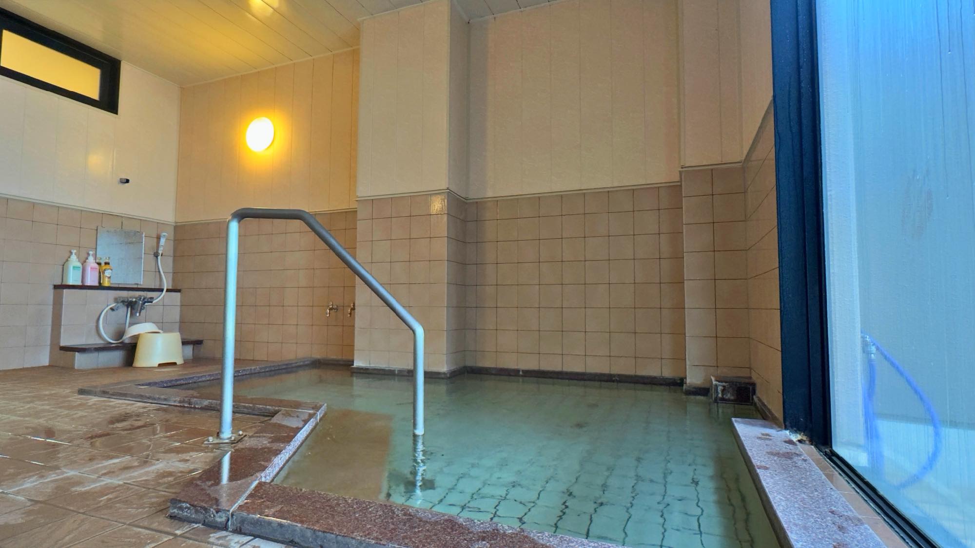 温泉 大浴場 壺風呂