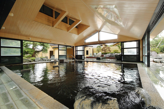 1号源泉は50畳の大庭園露店風呂。硫黄の香り漂う湯は、県下有数の総硫黄量を誇ります