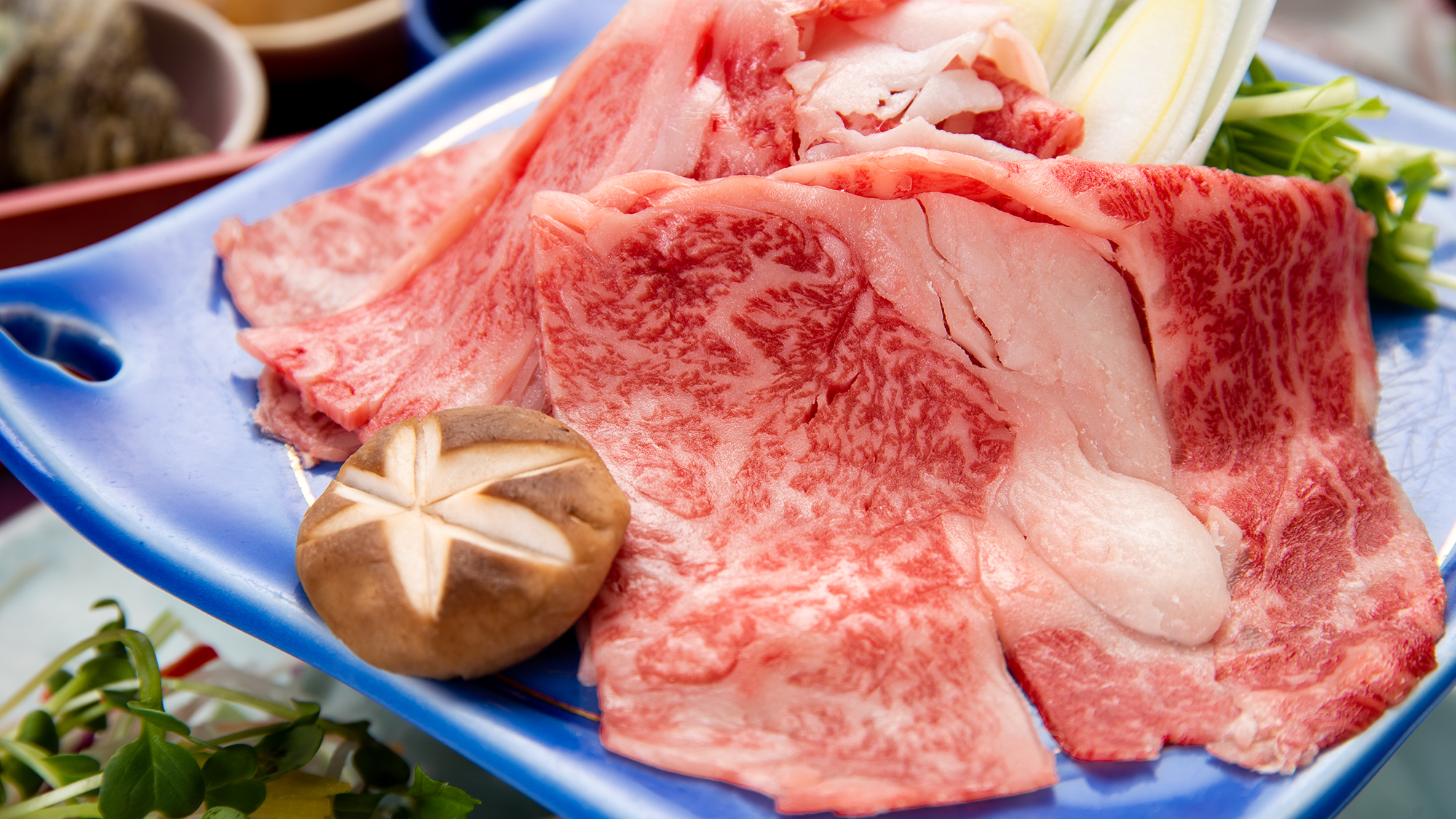 【ご夕食一例】きれいにサシが入った牛肉　さっと火を入れて上質な肉質をご堪能ください