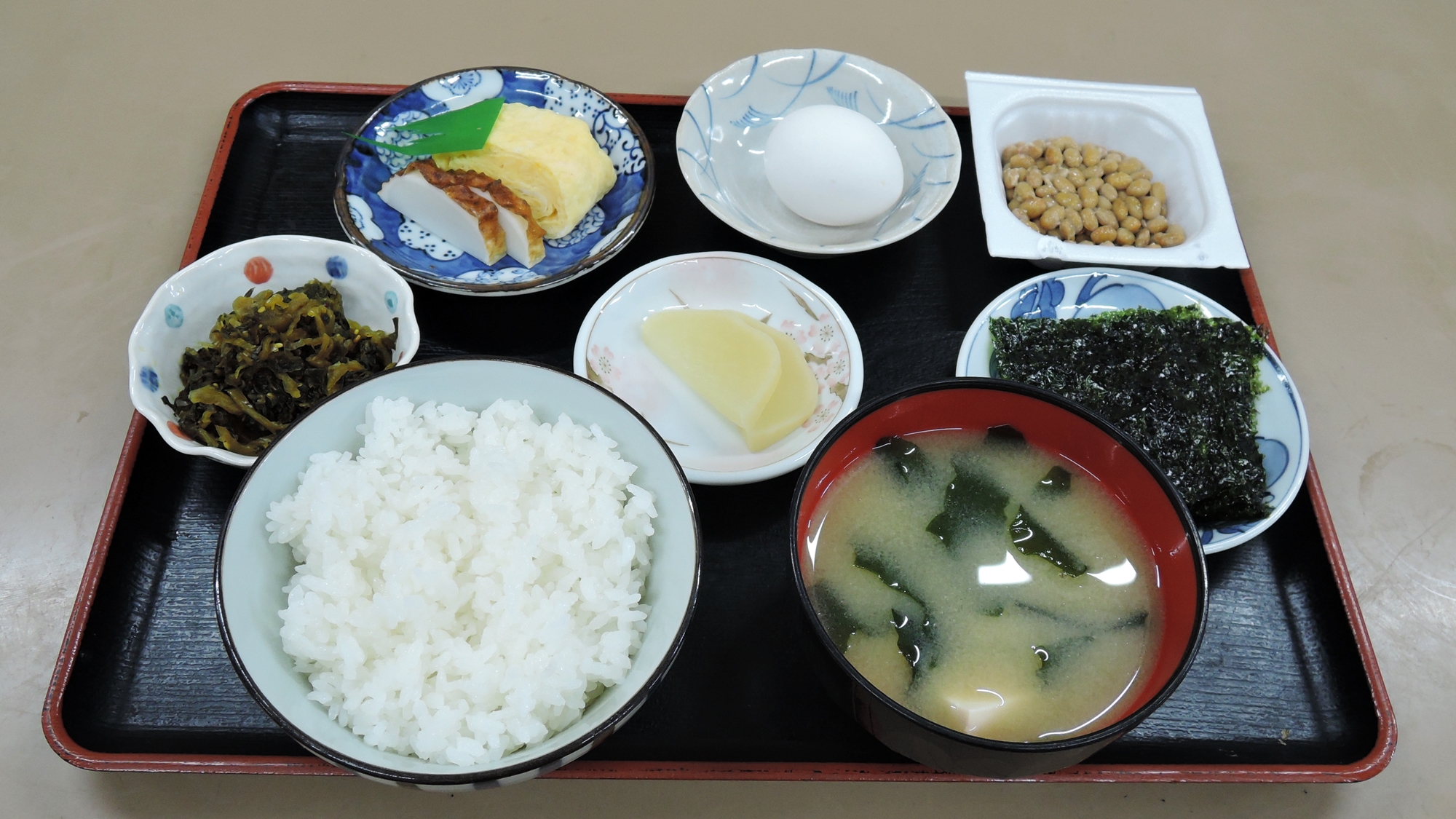 *【朝食一例】味噌汁、卵焼き、漬物などのシンプルな和定食です  