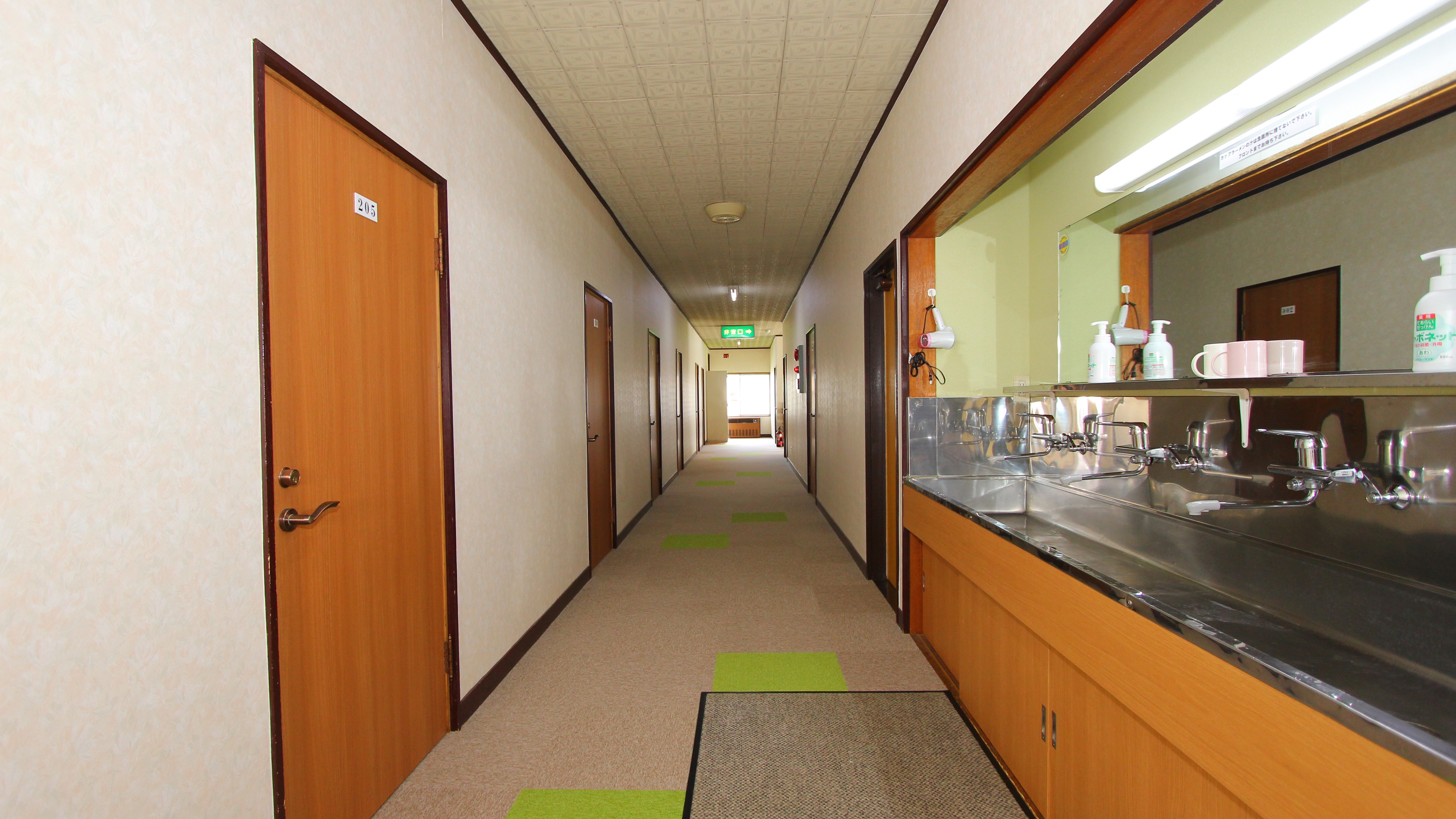 2階共同洗面所と廊下