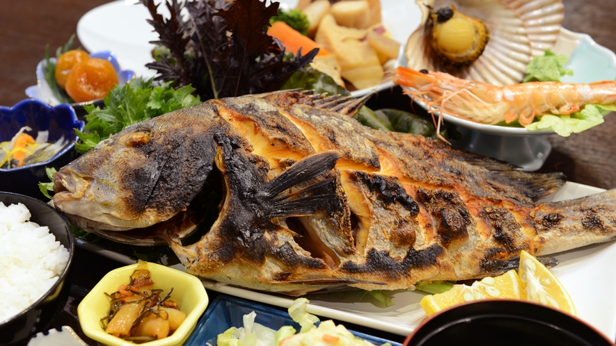 *【夕食一例】魚の塩焼き。地元で獲れたお魚を丁寧に焼き上げました。