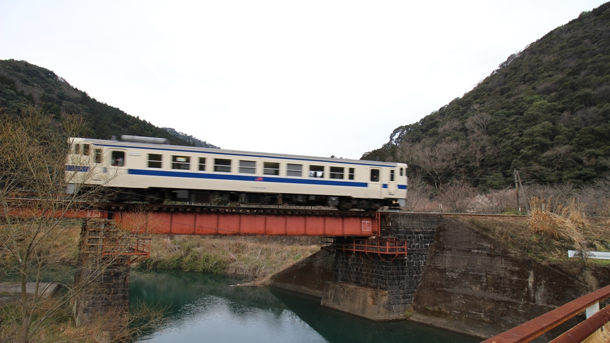 [吉尾温泉駅へ向かう列車]橋を架ける一両電車に趣を感じます。