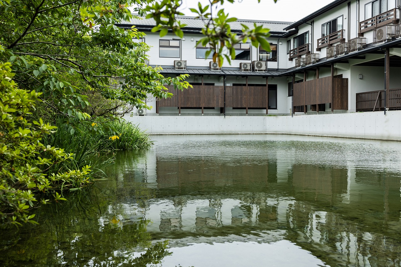 本館は湧水池をぐるりと囲む造り