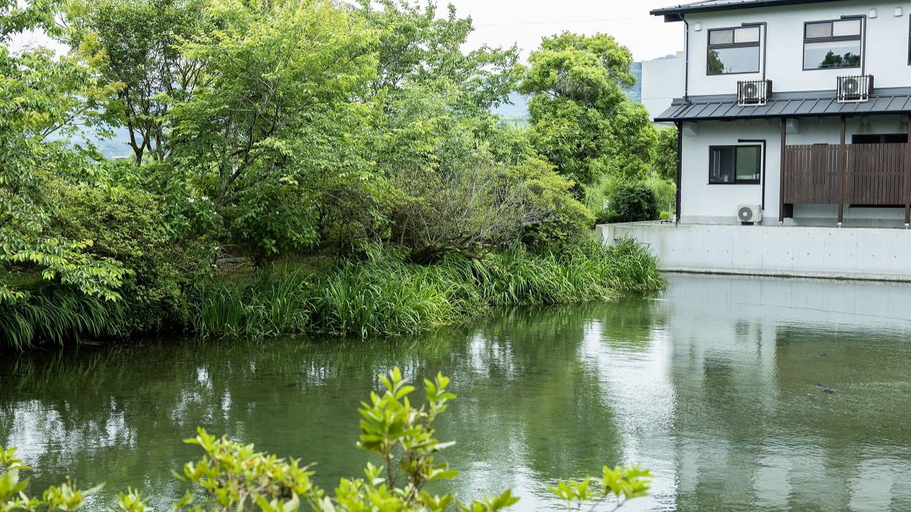 名水の池を望む、本館ならではの景観美