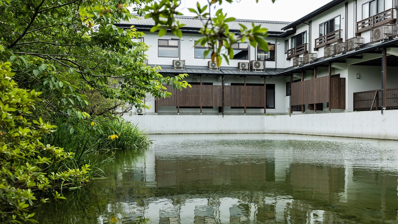 湧水池をぐるりと囲む造りが、心安らぐ時間を演出します