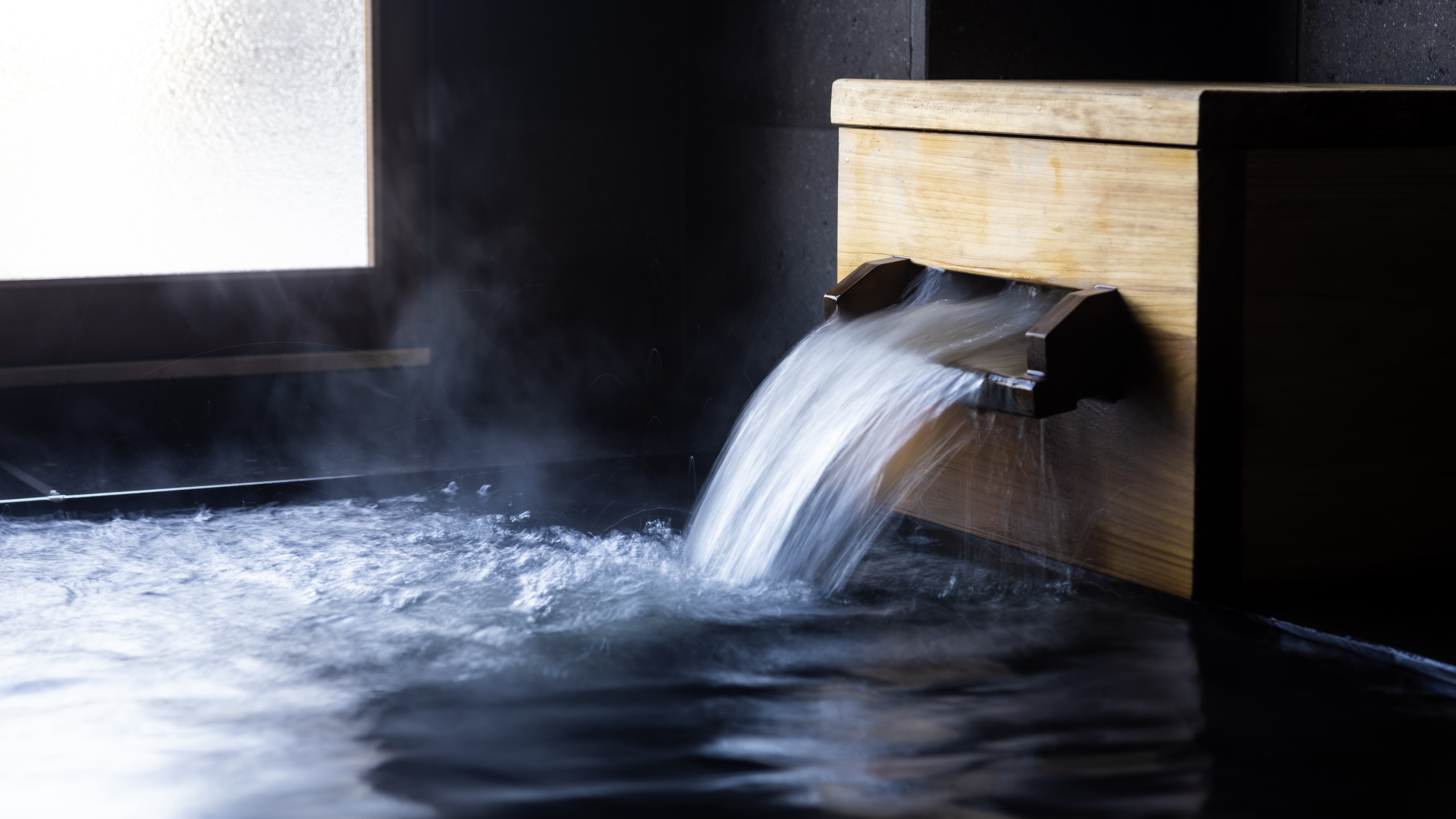 泉源を再掘削、豊富な湯量と温度の確保に成功。加温加水無のまろやかな100％天然の湯をご堪能ください