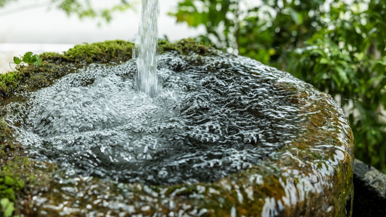 絶え間なく流れる湧水が、静かに時を刻みます