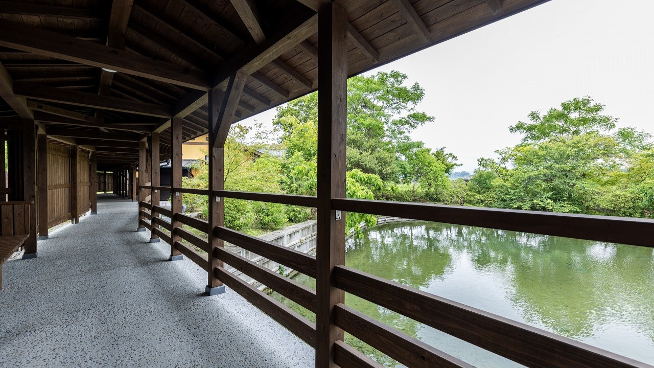 本館と離れをつなぐ渡り廊下