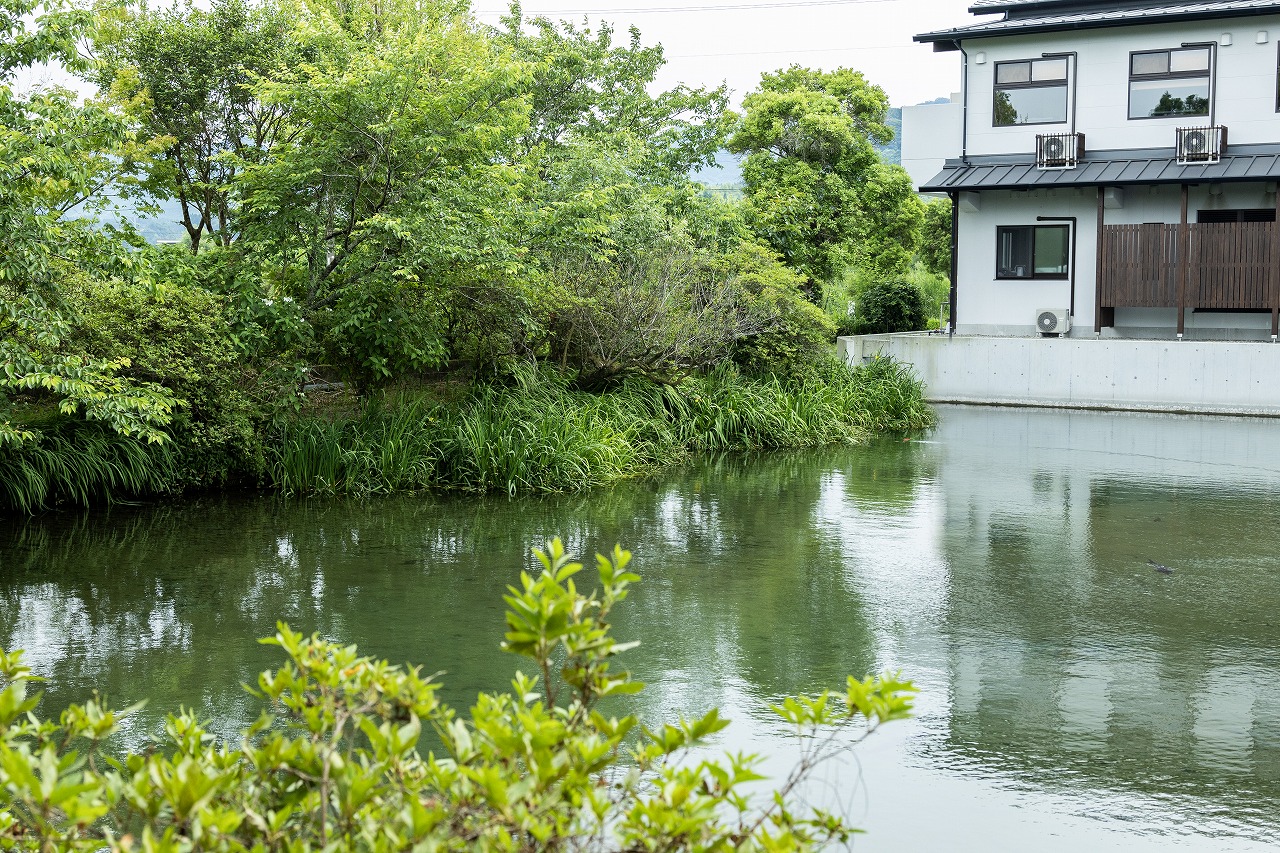 湧水池を囲む造りの本館。人吉球磨では唯一のロケーションです