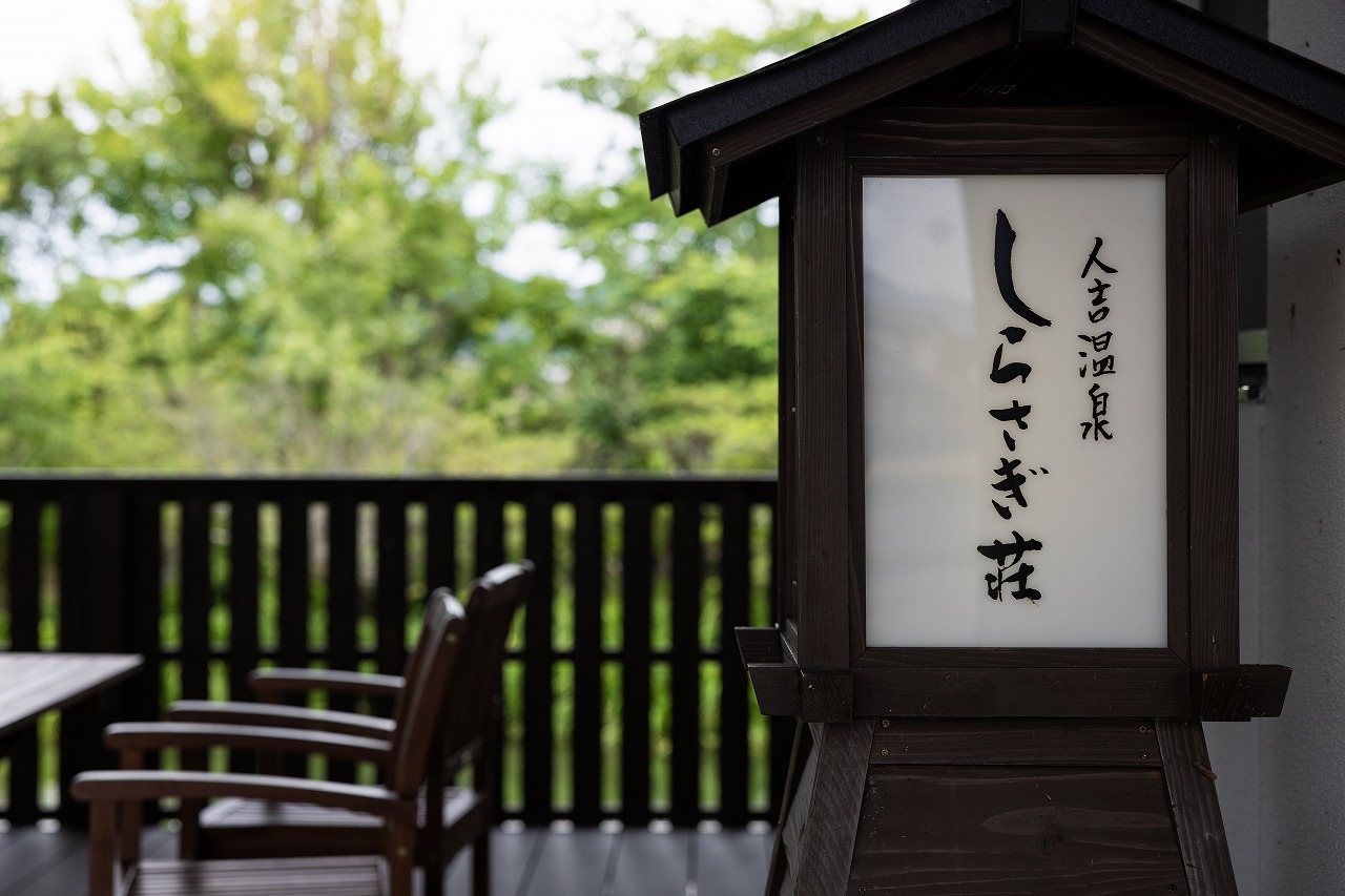 湧水庵にて。湧水を眺めながらのんびり過ごすひととき