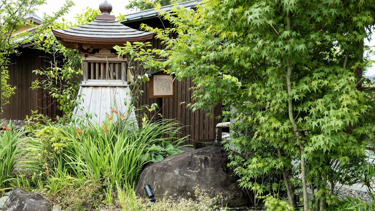自然の恵みに感謝を捧げる、静かな祈りの場