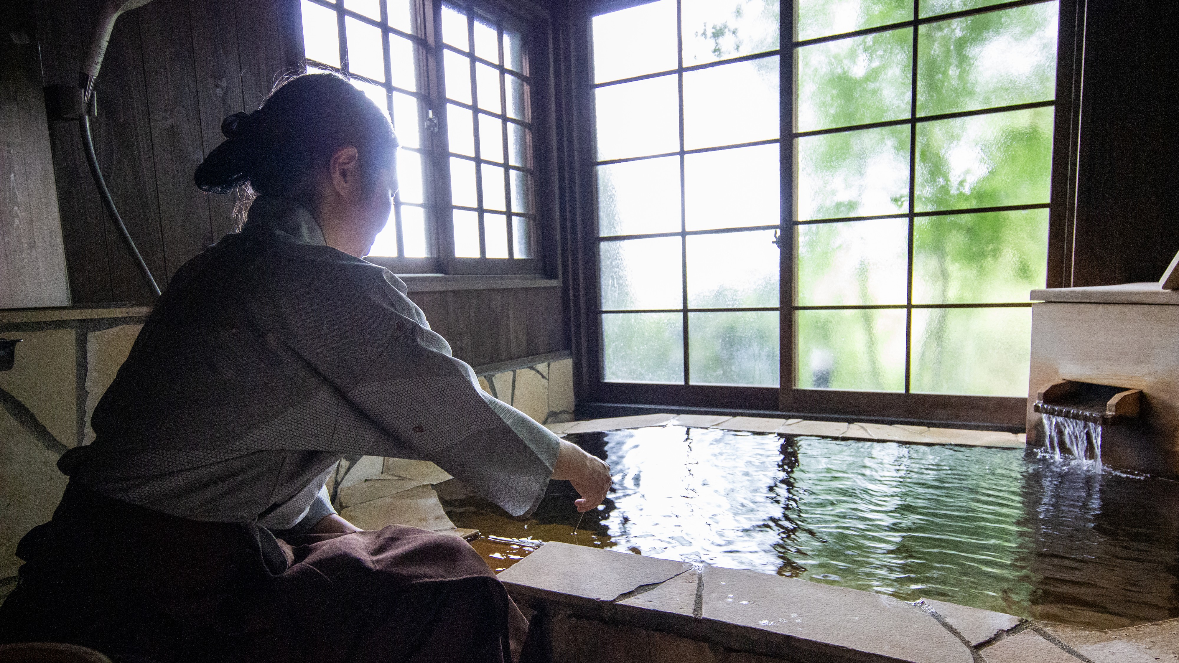 窓辺から差し込む光と、湯のきらめきに心ほどけるひととき