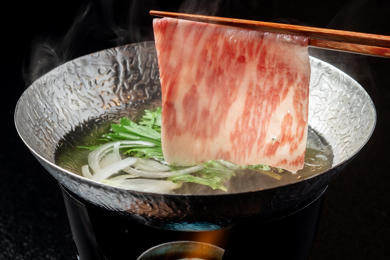 黒樺牛のしゃぶしゃぶ。季節のお野菜を添えて。