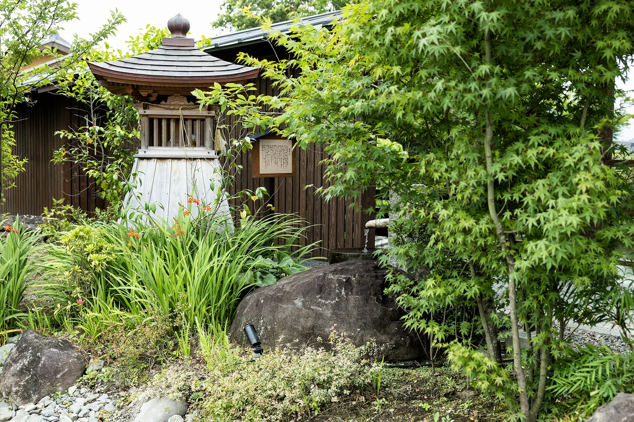 敷地内に鎮座する龍神様と水神様の祠