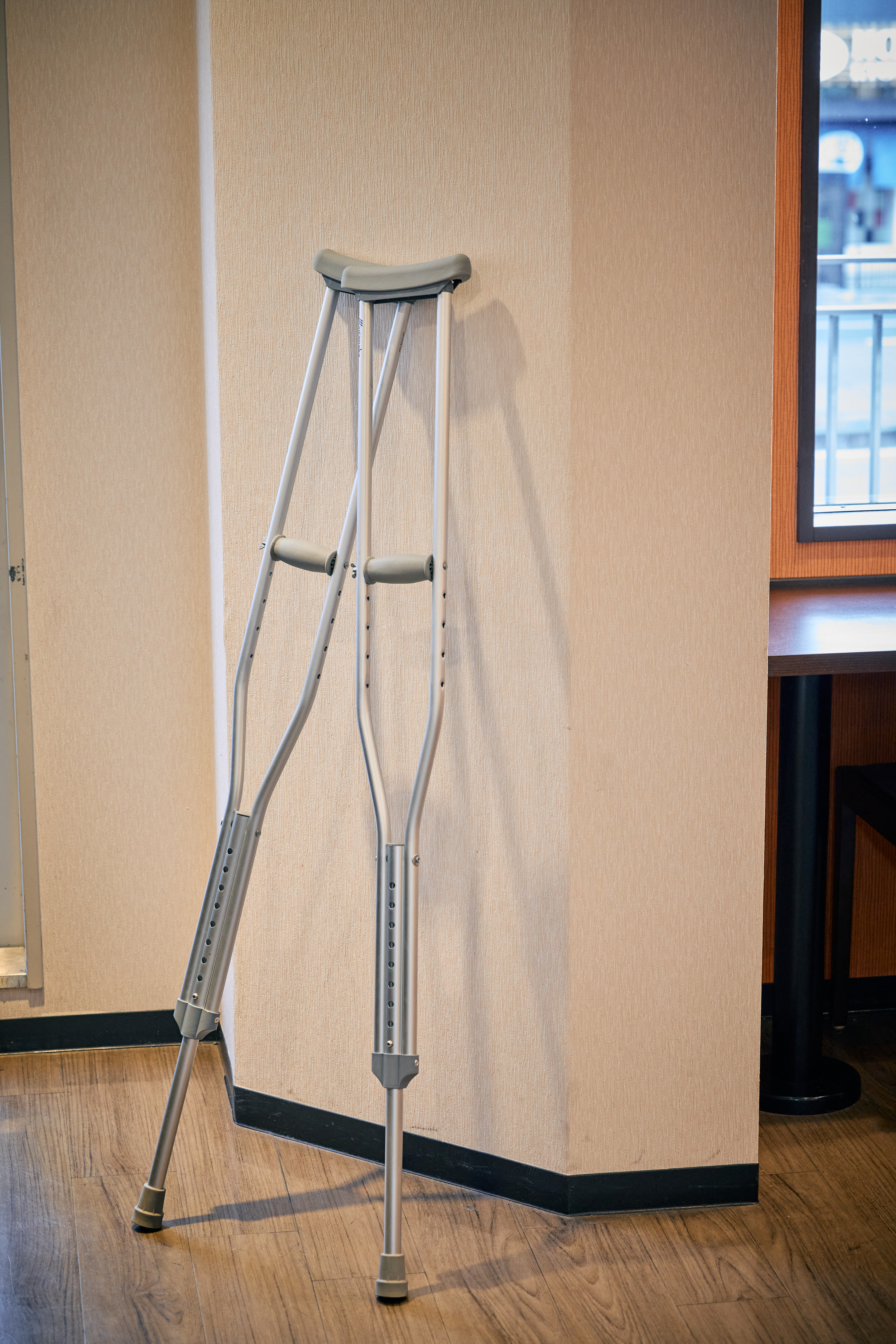 フロントでは杖も常備しております。おみ足の不自由なかたや、ご高齢の方にもご利用いただいております。