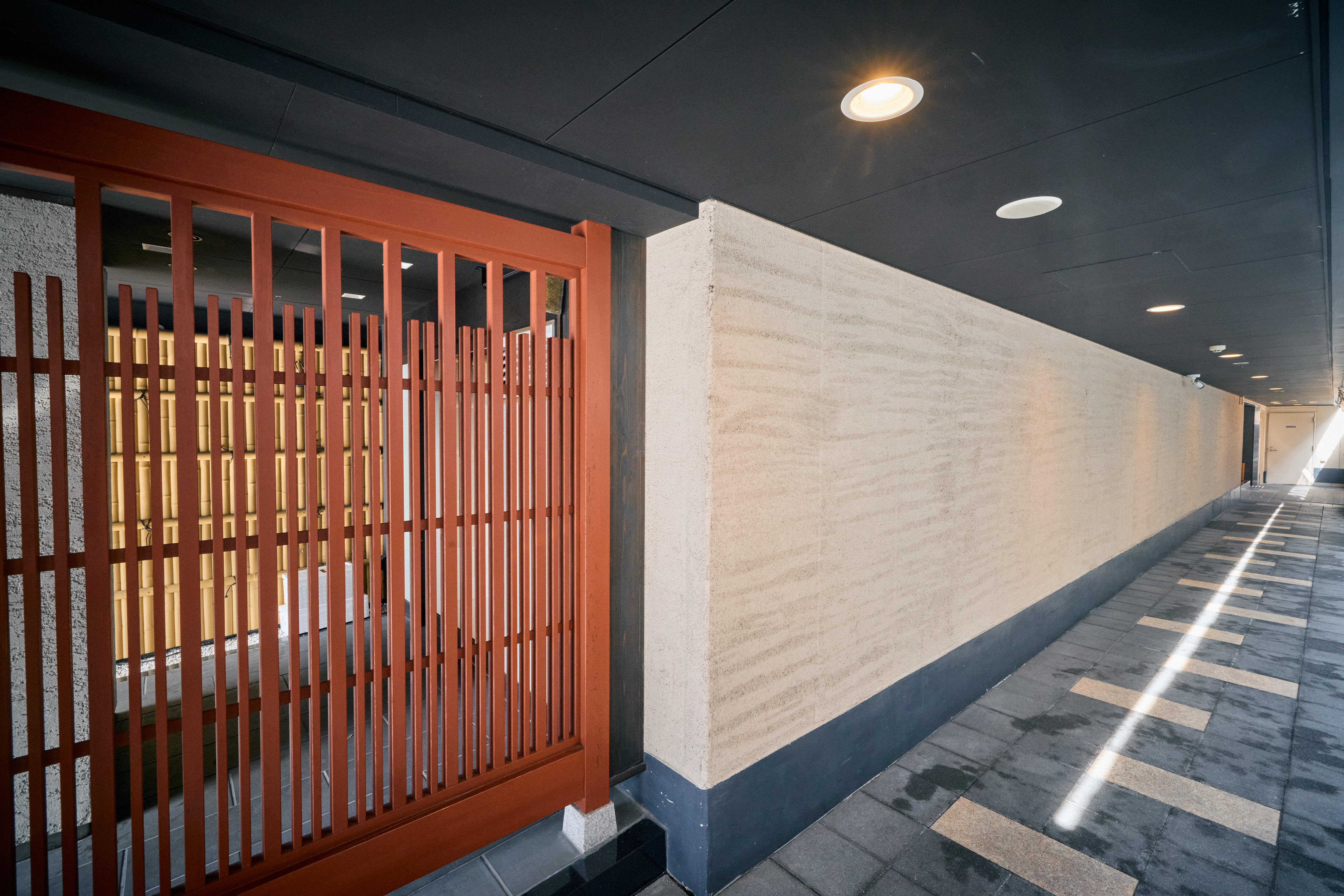 1階通路。この奥に進んでいただくとエレベーターがあり、そこから各階に挙がっていただけます。