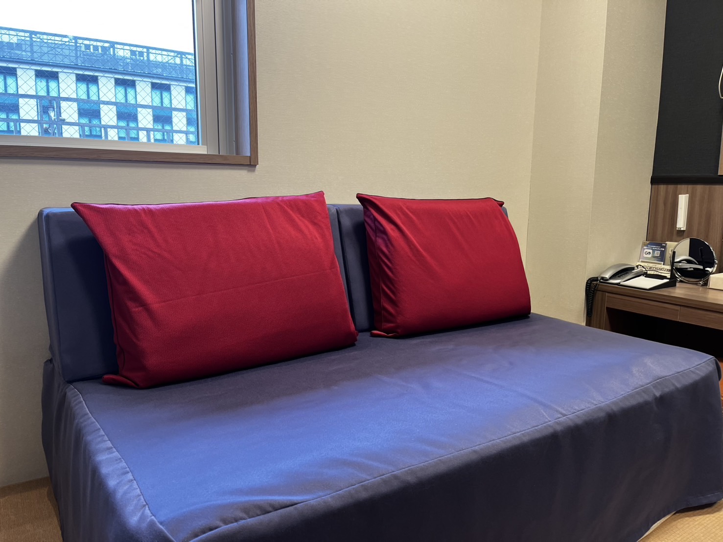 寒い冬の必需品！赤いクッションのような袋の中に、でっかい毛布が入ってます(*^_^*)