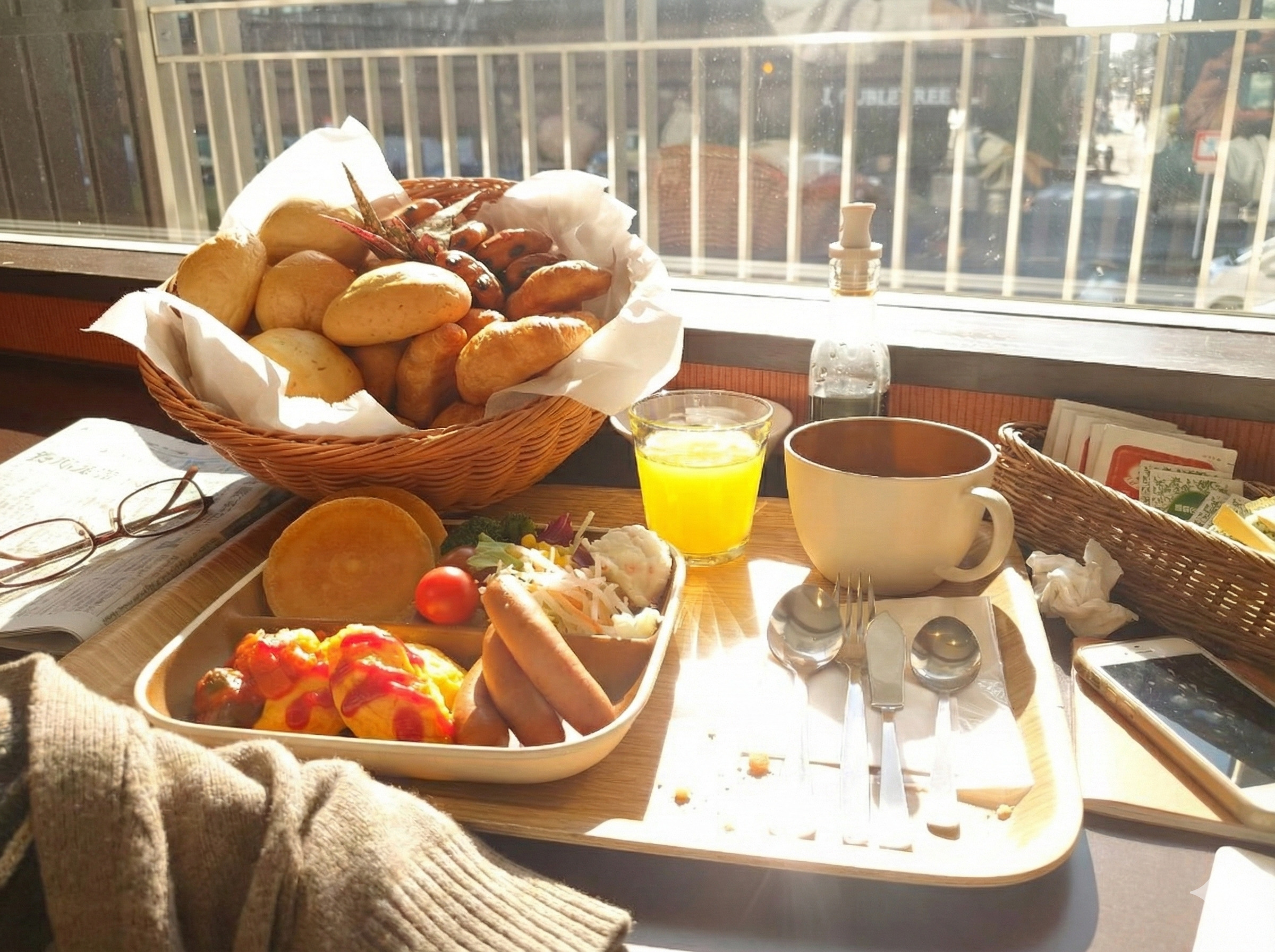 朝食には、焼き立てパンや健康サラダ、ウィンナー、グリルチキンなどをお楽しみいただけます。