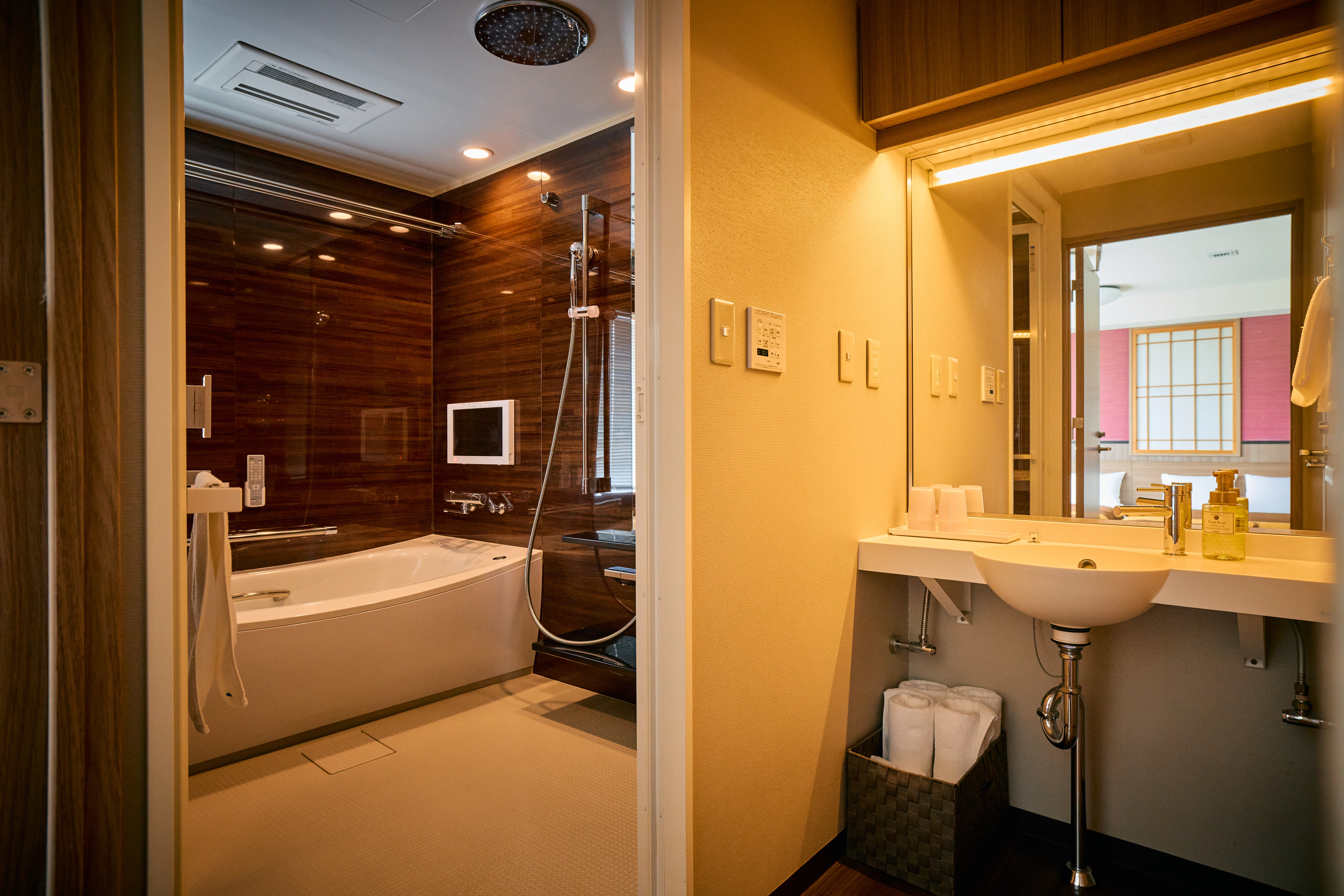 デラックスツインルーム　浴室と洗面