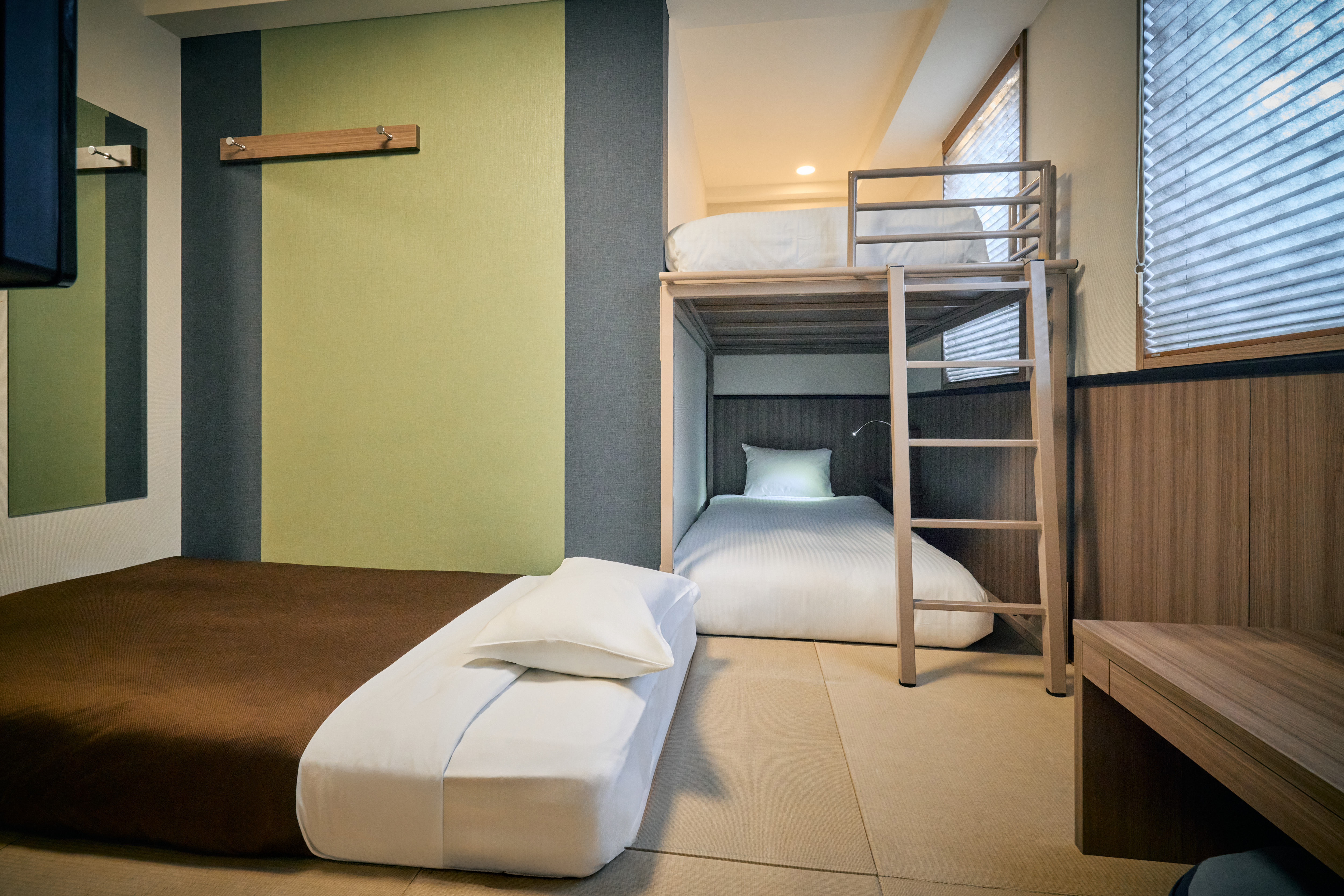 コンフォートダブルルーム（２段ベッドルーム）。ソファをベッドに組み替えて、最大3名様がご利用可能です