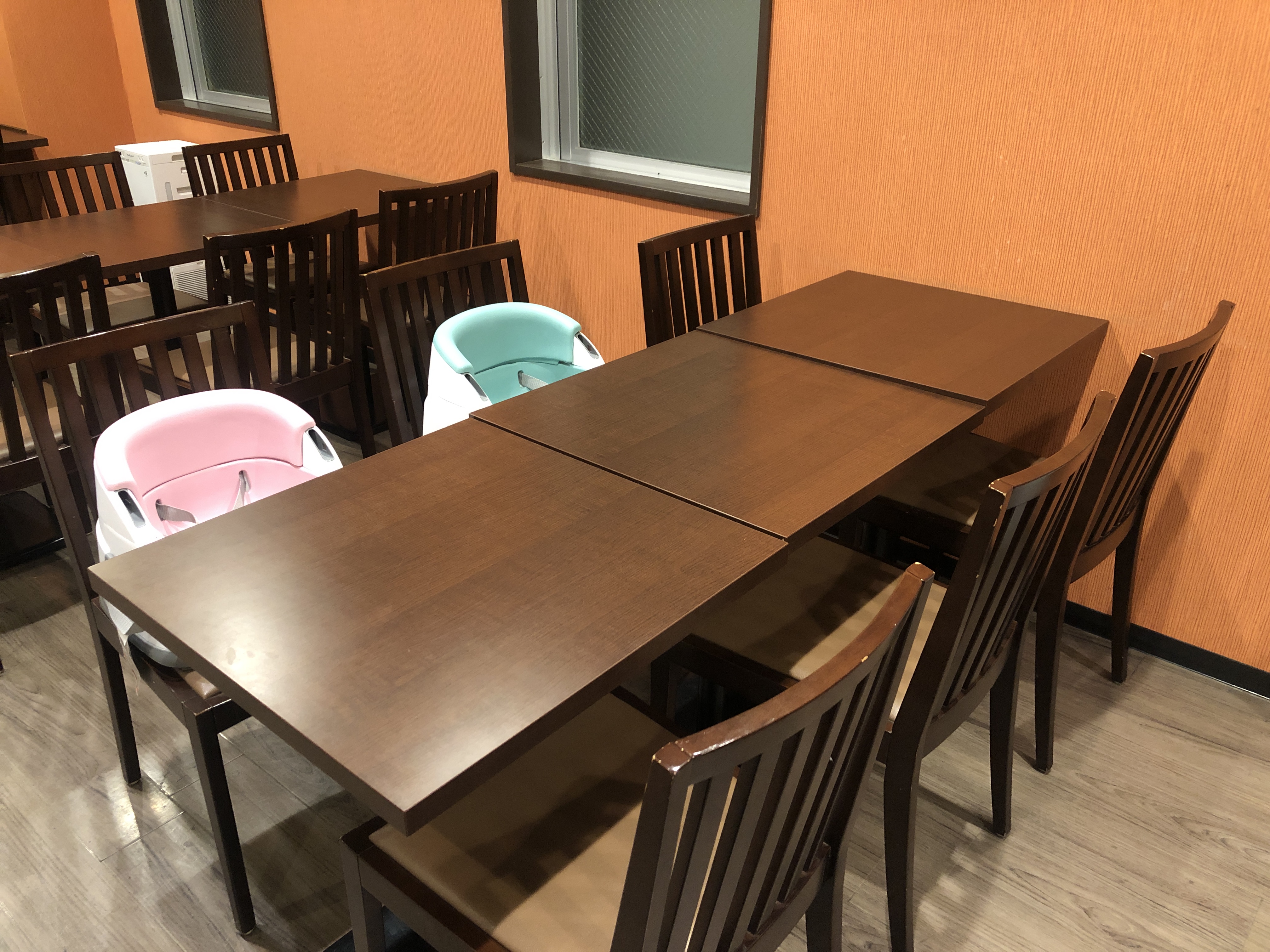 2階 ラウンジでは、ベビーチェアも2台常備。朝食などでご利用いただけます。