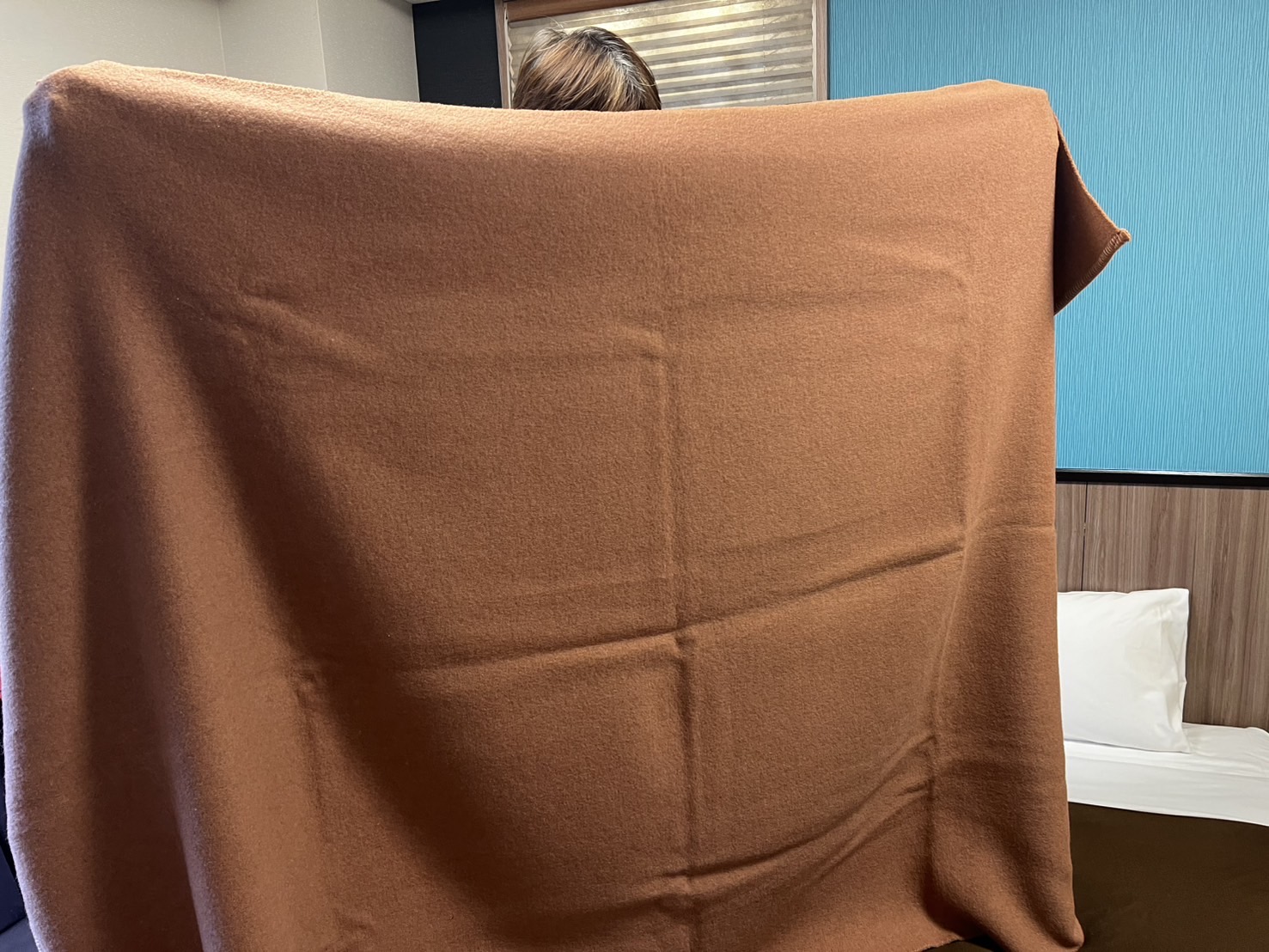 気になる赤いクッション（？）の中身は&hellip;？あったかいブランケットでした！