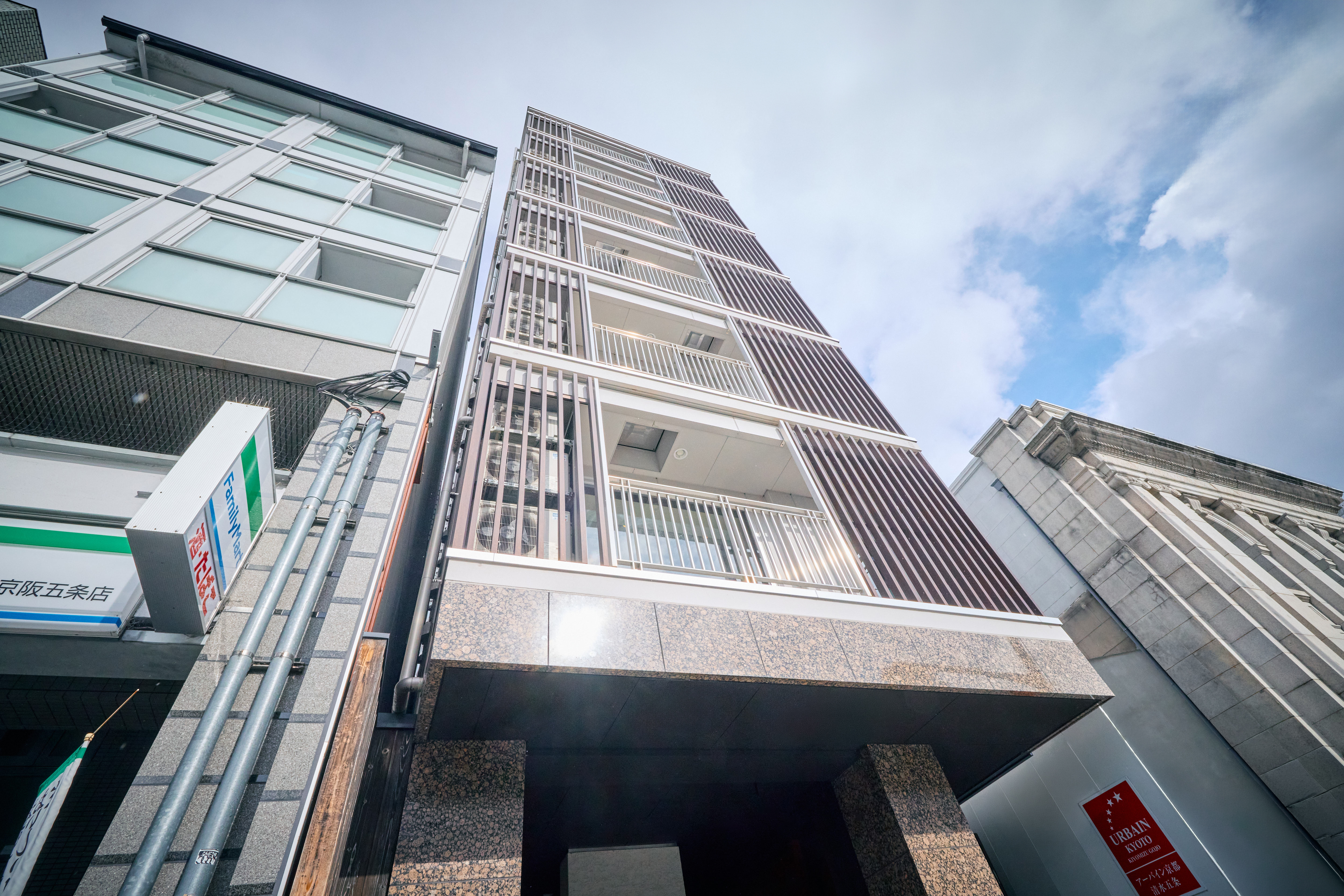 ホテル外観（withファミリーマート）