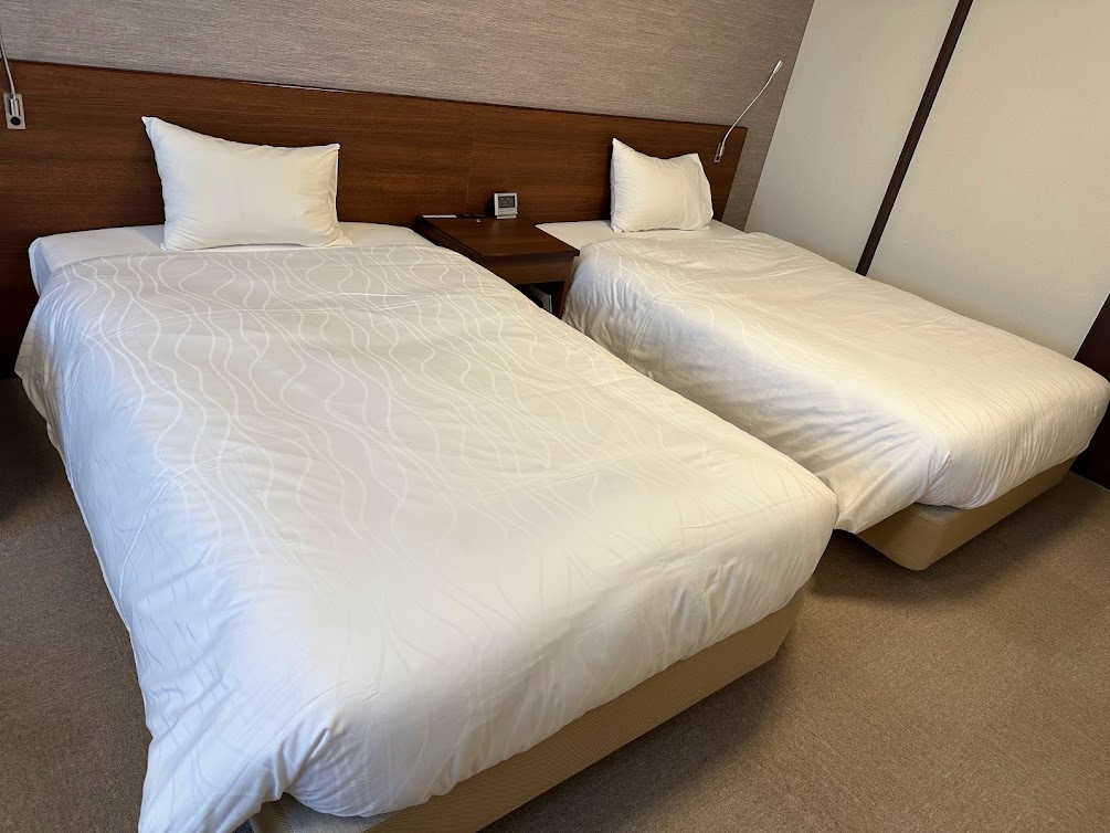 ★ベッドは、シモンズセミダブル2台を使用し、清潔なデュべスタイル。