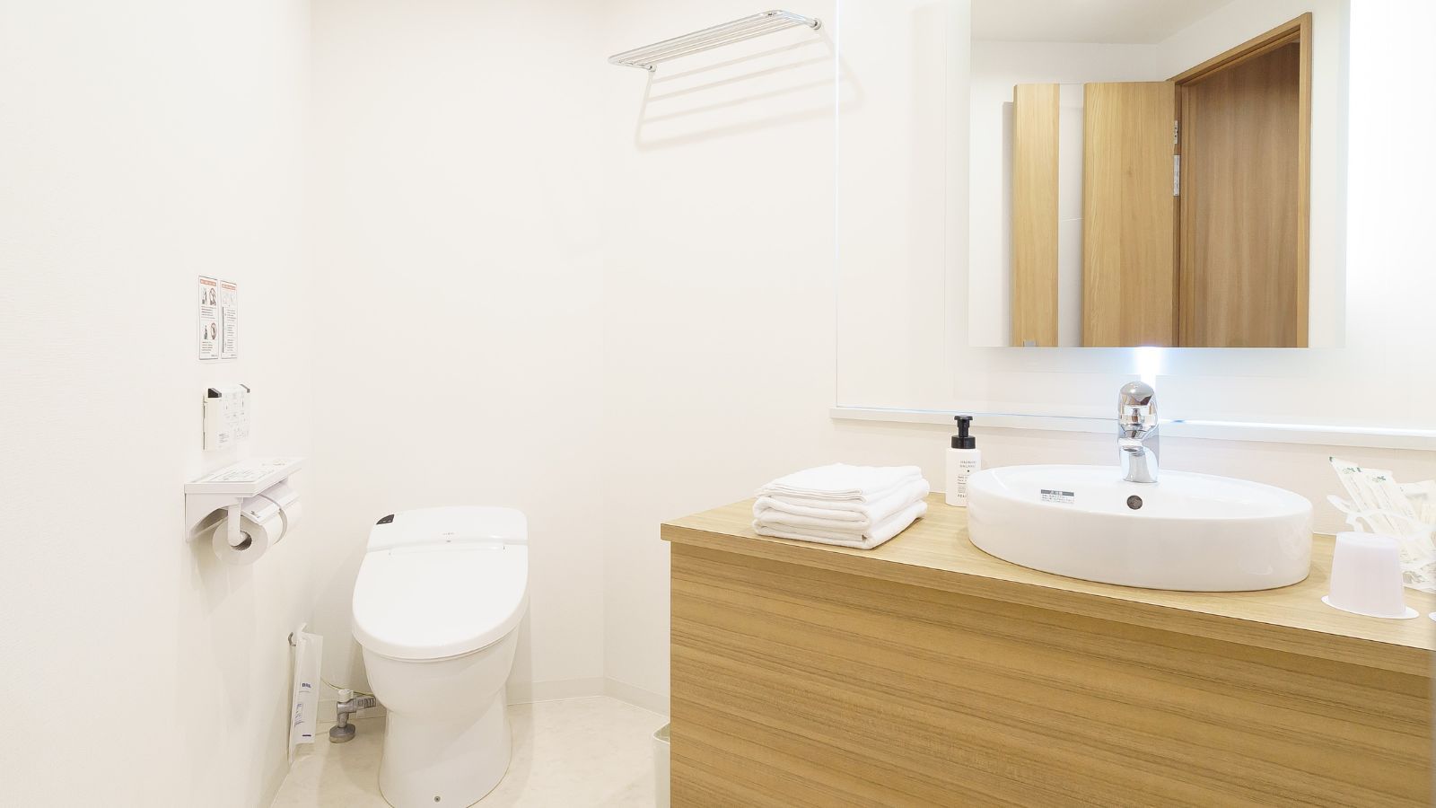 洗面台・トイレ（一例）客室によりレイアウトが異なります。