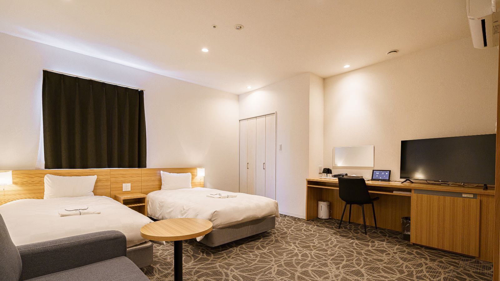 デラックスツインルーム（一例）3名様利用時はソファがベッドに変わります。