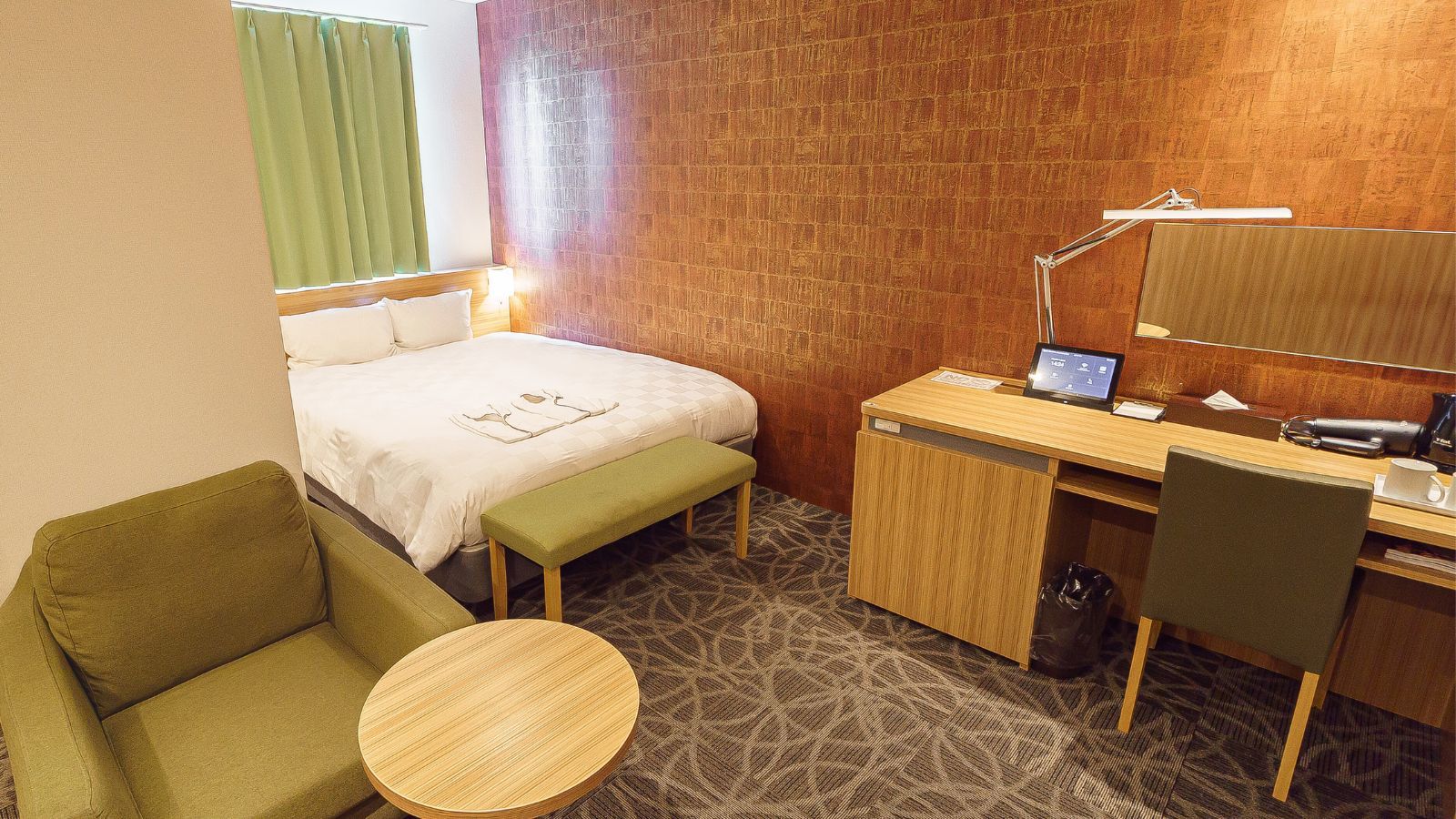 デラックスダブルルーム25平米／ナノケアドライヤー・スマートTV導入（客室一例）