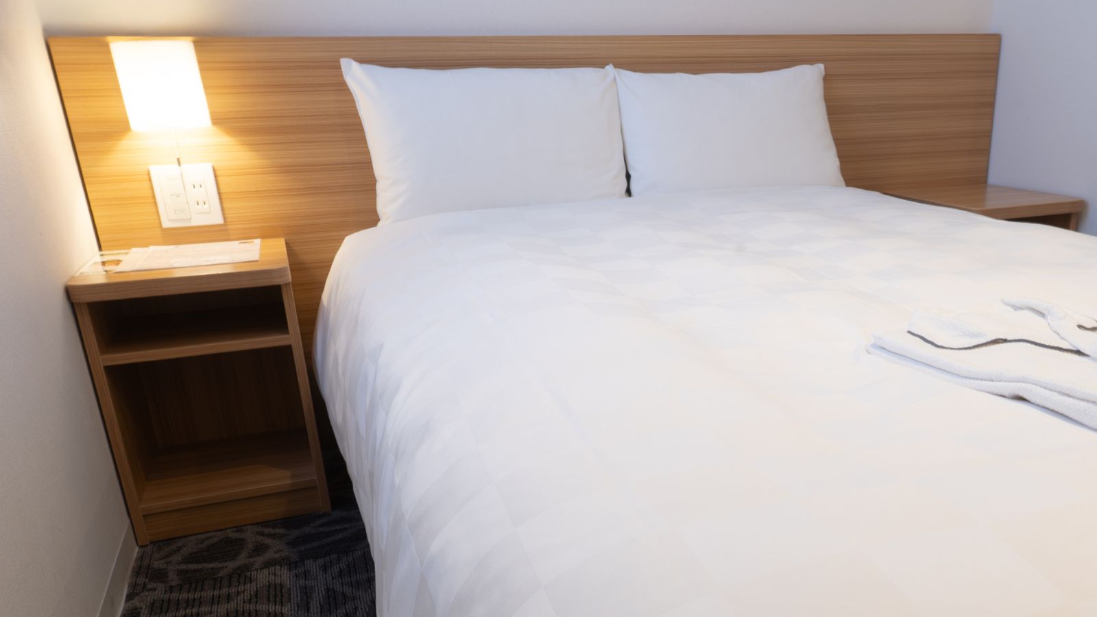 デラックスシングル18平米／全部屋禁煙・枕元にコンセントプラグあり