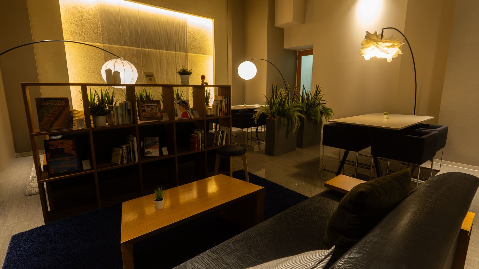 ライブラリーラウンジでは挽きたて珈琲とともにじぶん時間。